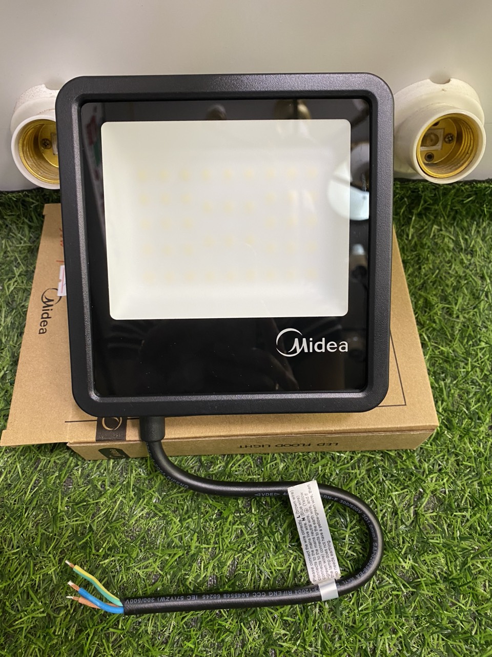 Đèn pha led Midea